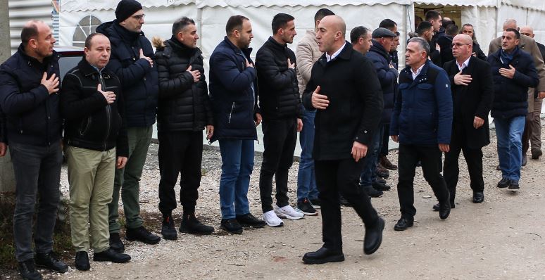 Haradinaj shkon për ngushëllime tek familja Veseli: Nëna Ajshe u prehtë në paqe!