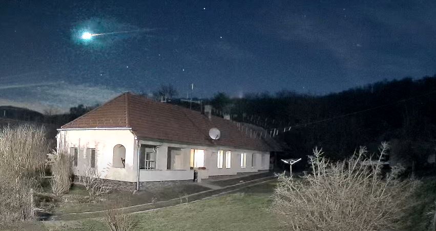 Meteori ndriçon qiellin në Hungari (VIDEO)