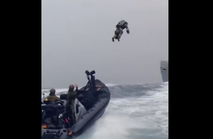 Marinsat britanikë tani edhe fluturojnë (VIDEO)