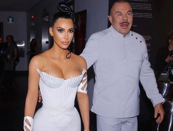 Kim Kardashian kujton dizajnerin e ndjerë (FOTO)