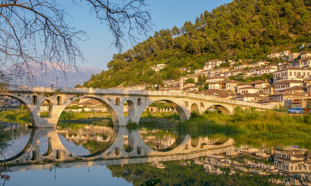 “The Guardian” shkruan për Shqipërinë: Po bëhet destinacion kryesor pushimesh për turistët britanikë