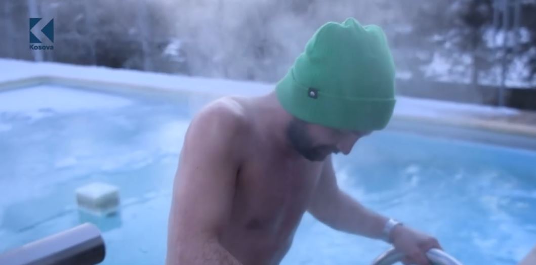Zhytja në akull pas saunës (VIDEO)