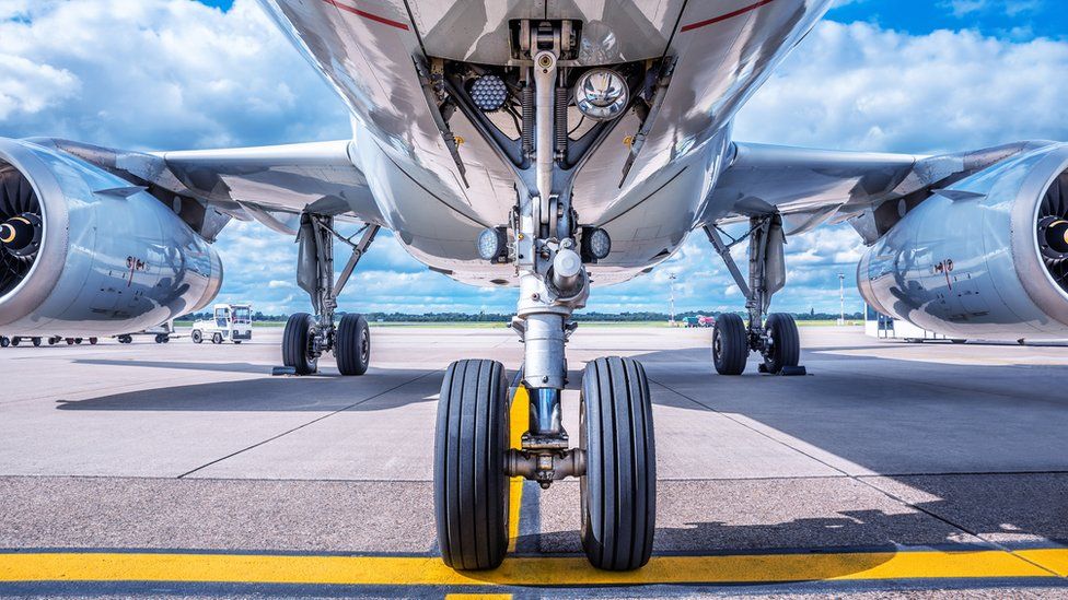 Burri u gjet i gjallë në rrotën e avionit, i cili udhëtoi nga Afrika e Jugut në Amsterdam për 11 orë