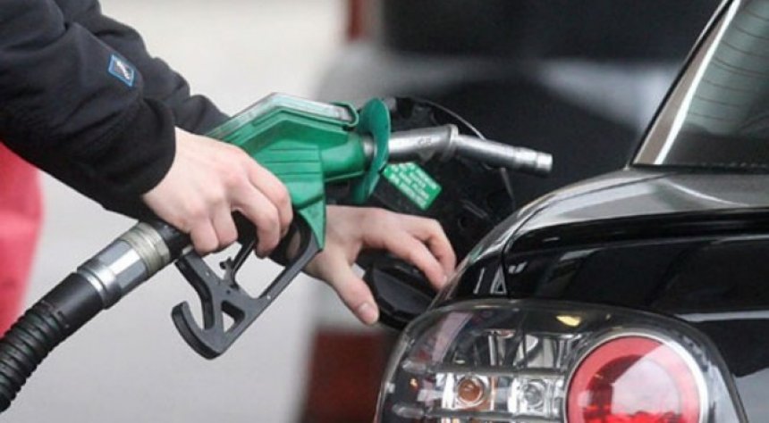 Nafta dhe benzina lirohen për nga 2 centë