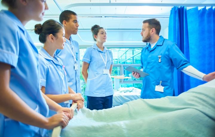 U frymëzuan nga pandemia, numër rekord i adoleshentëve zgjedhin të bëhen infermierë