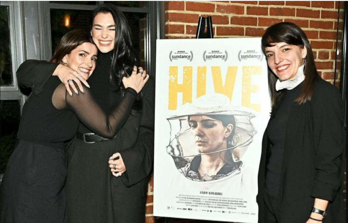 Kërkesa e Yllka Gashit, Dua Lipa e shpërndan fotografinë e filmit "Zgjoi"