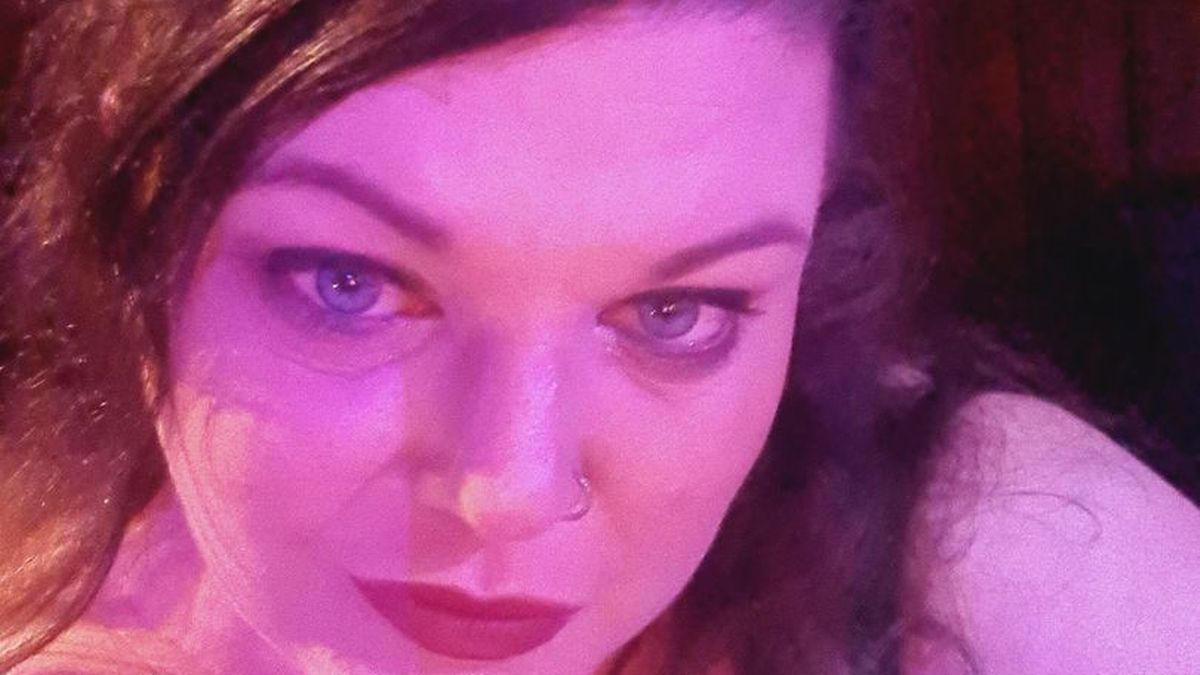 Një grua me alergji ndaj të ftohtit ka frikë se shtrenjtimi i rrymës mund ta vrasë atë