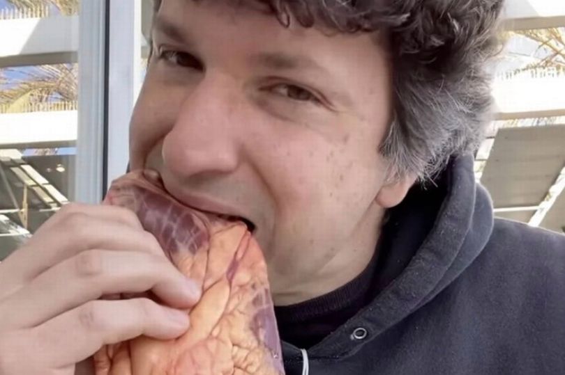 Burri hëngri mish të papjekur për 77 ditë për të parë nëse mbijeton
