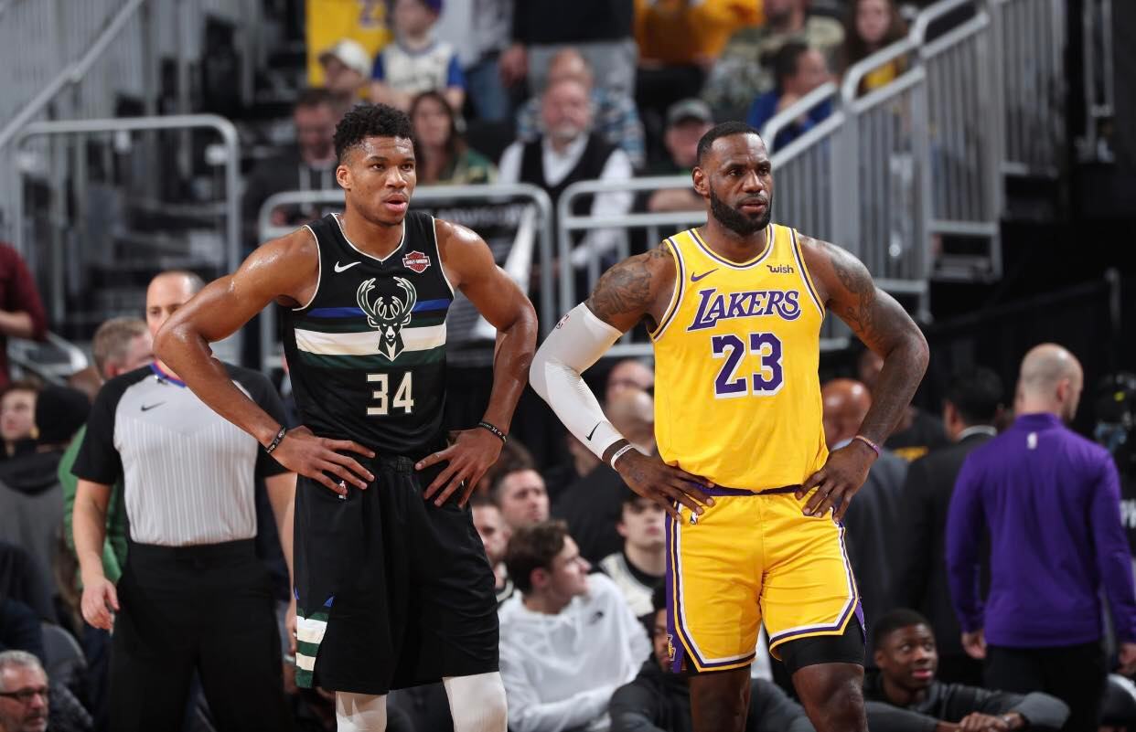 Kampionët e Milwaukee ndeshen me Lakersat e Lebron James, ndeshja ekskluzivisht në Artmotion