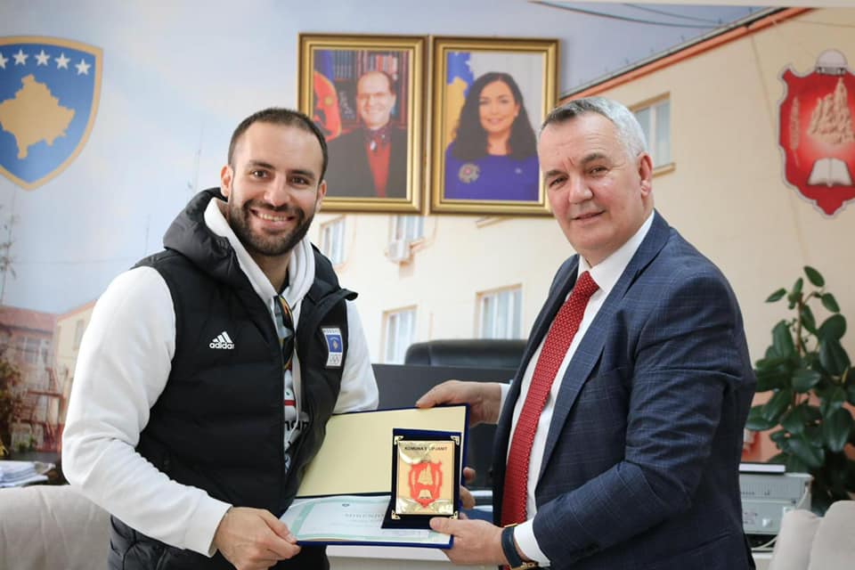 Skitari Albin Tahiri nderohet me mirënjohje nga Komuna e Lipjanit