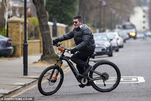 Simon Cowell përplaset rëndë me biçikletën e tij elektronike