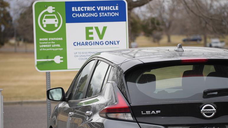Shitjet e makinave elektrike përshpejtohen ndërsa Evropa largohet nga nafta