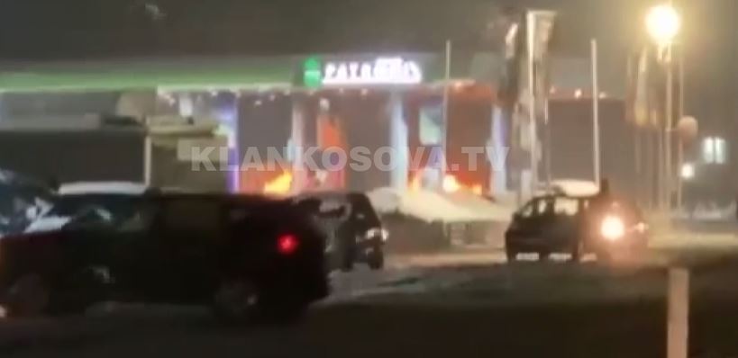 Vdes personi që gjendej në automjetin e përfshirë nga zjarri në magjistralen Prishtinë-Ferizaj (VIDEO)
