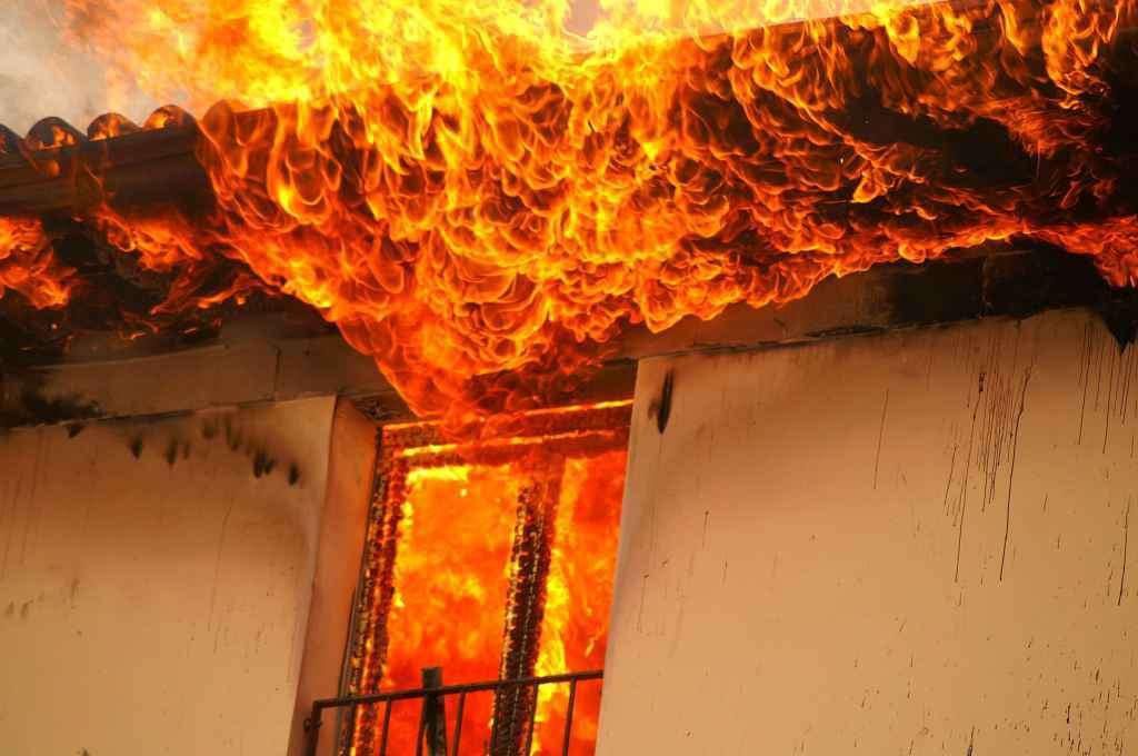 Digjet një shtëpi e pabanuar në Lipjan