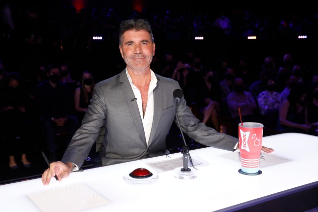 Simon Cowell rezulton pozitiv për COVID-19