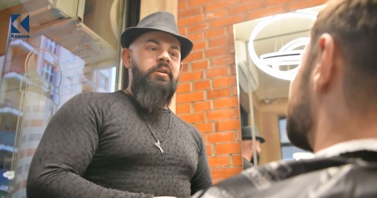 Toni, frizeri i cili e siguron një rrogë nga Tik-Toku (VIDEO)