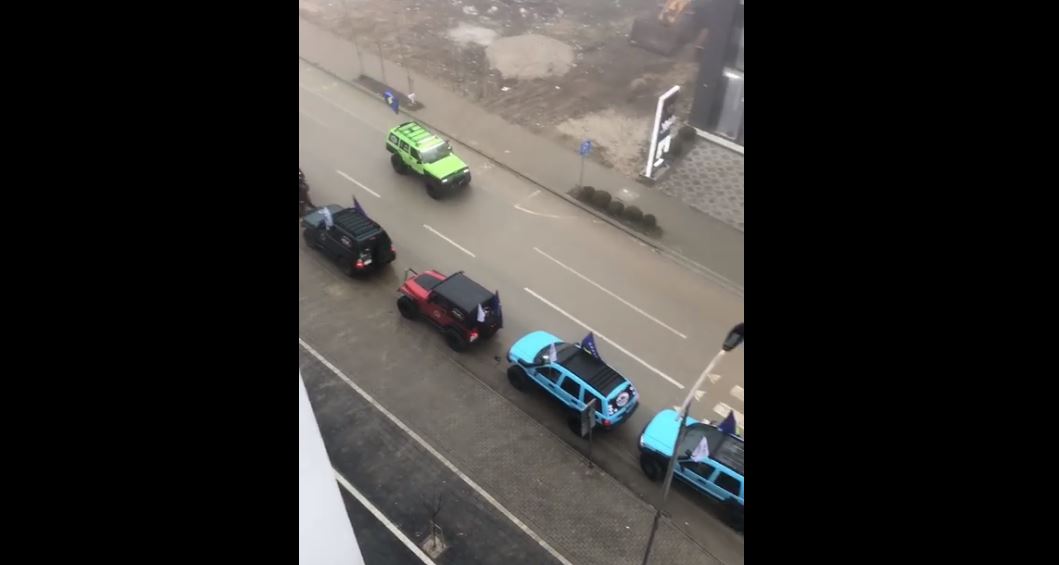Ditën e Pavarësisë e shënojnë edhe pronarët e xhipave në Skenderaj (VIDEO)