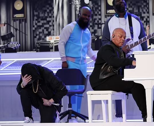 Eminem sfidon NFL, gjunjëzohet gjatë himnit kombëtar në Super Bowl