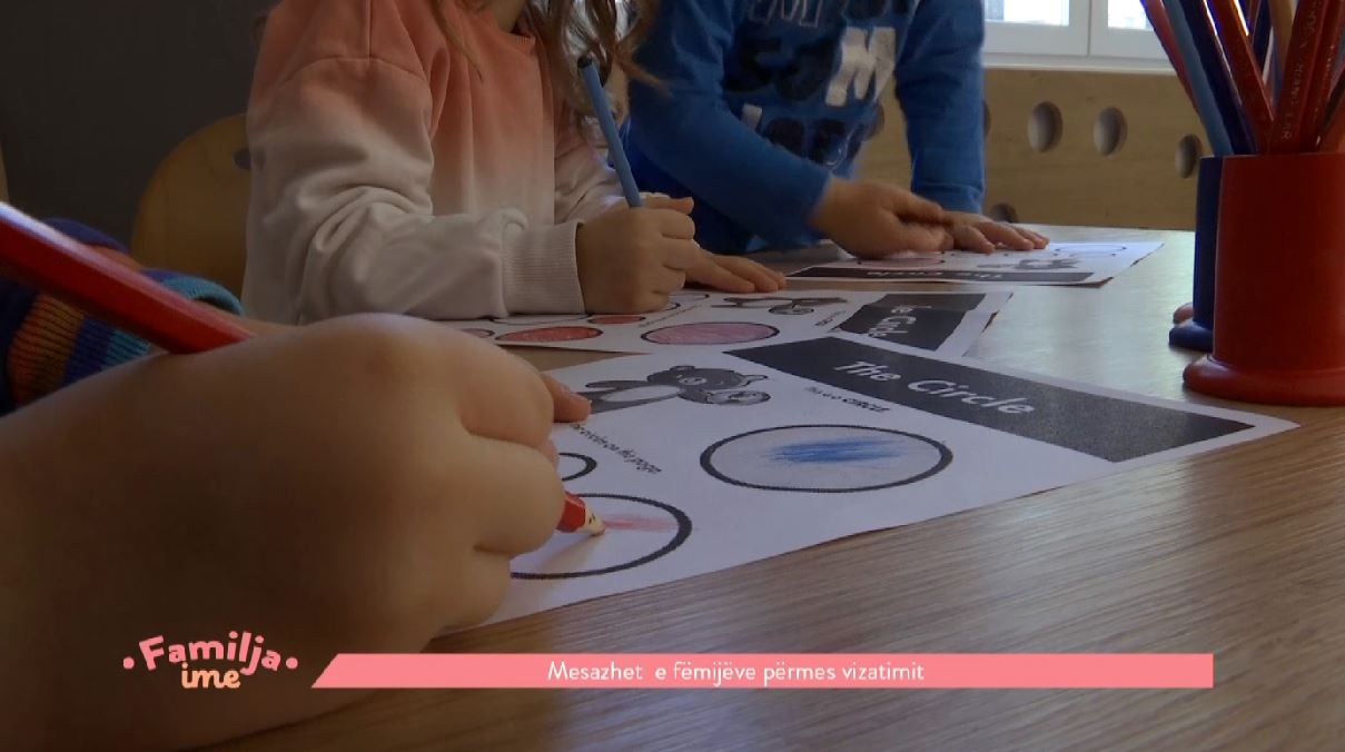 Mesazhet që fëmijët i përçojnë përmes vizatimit (VIDEO)