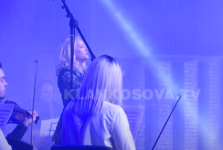 Në koncertin e Klan Kosovës për përvjetorin e 14 të pavarësisë performon Shkurte Fejza (VIDEO)