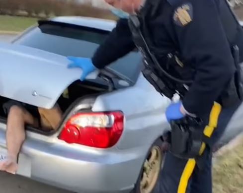 Gruaja zbulon se një i pastrehë ka jetuar për tre ditë në bagazhin e makinës së saj (VIDEO)