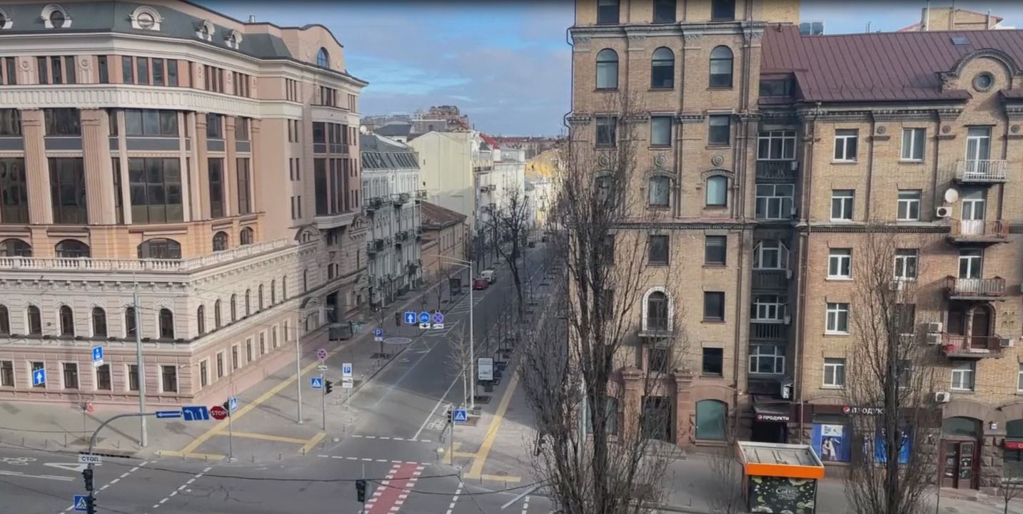 Rrugët në Kiev duken të shkreta, pasi Rusia intensifikoi sulmet ndaj Ukrainës (VIDEO)
