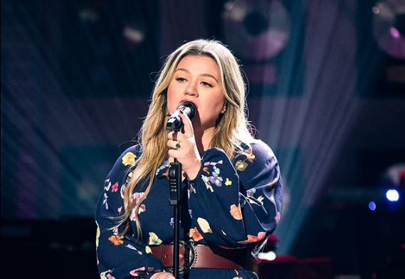 Pas divorcit, Kelly Clarkson kthen mbiemrin e vajzërisë, tani quhet Kelly Brianne