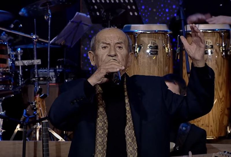 Ky ishte interpretimi i fundit i Luan Hajrës, në emisionin festiv të këtij vitit në "Oxygen" (VIDEO)