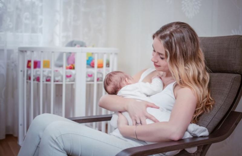 Të gjitha nënat e reja duhet të kenë kujdes nga simptoma e re e Omicronit