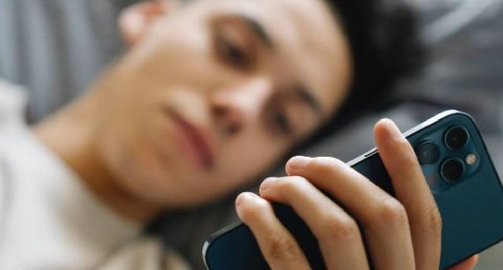 Iu duket sikur jeni bërë të varur nga telefoni? Ja çfarë duhet të bëni që ta largoni atë
