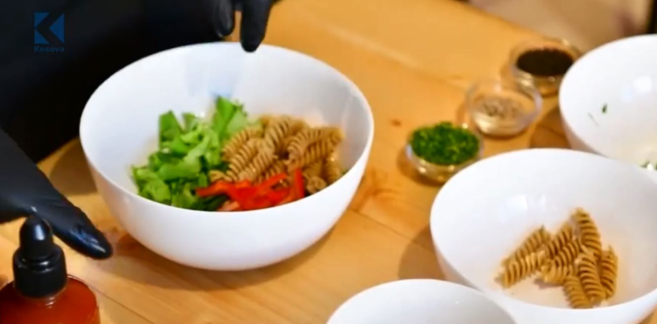 Si përgatitet sallata me tuna? (VIDEO)