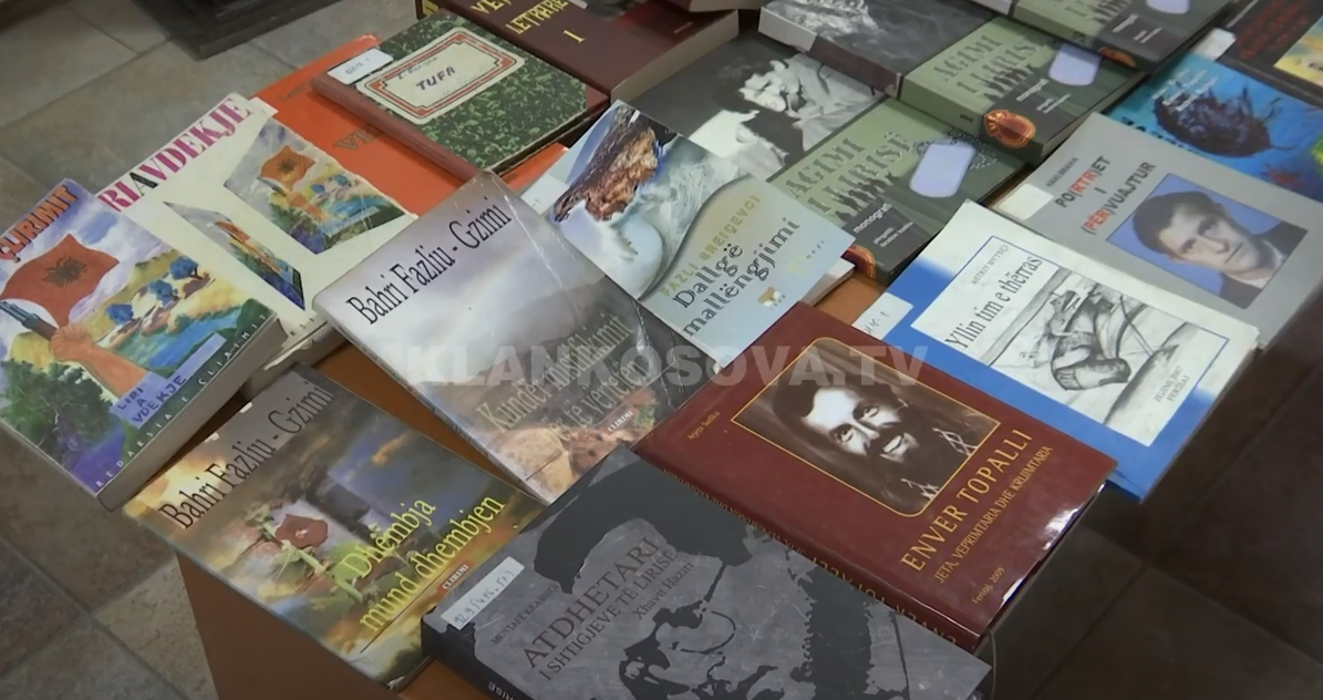 Bëhet ekspozitë me libra që u shkruan nga martirë e heronj (VIDEO)