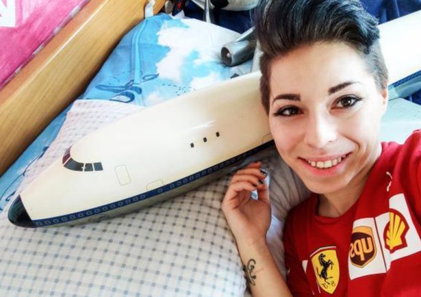 “Bëj seks me të”, gruaja thotë se është e dashuruar në aeroplanin e saj lodër