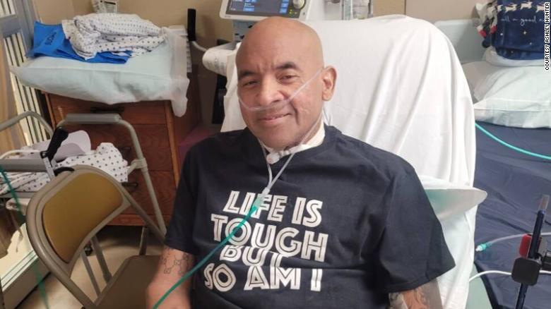 Pas 549 ditësh qëndrimi në spital për COVID-19, 43-vjeçari më në fund kthehet në shtëpi
