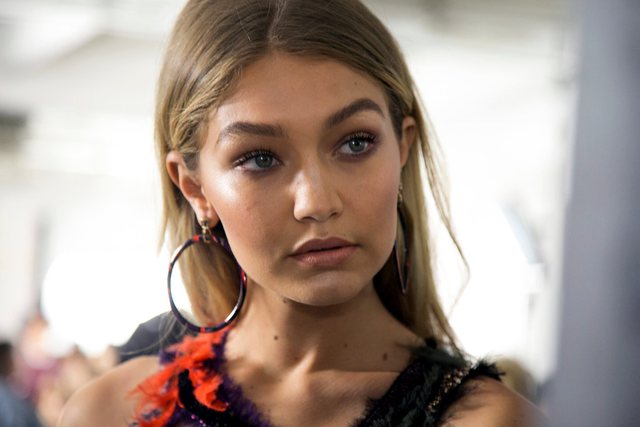 Gigi Hadid sjell trendin e ri të pranverës, kombinon çorapet e gjata me sandale