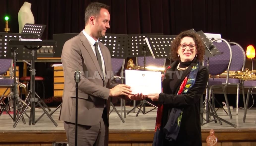 Aktorja Kumrije Hoxha merr çmimin për vepër jetësore (VIDEO)