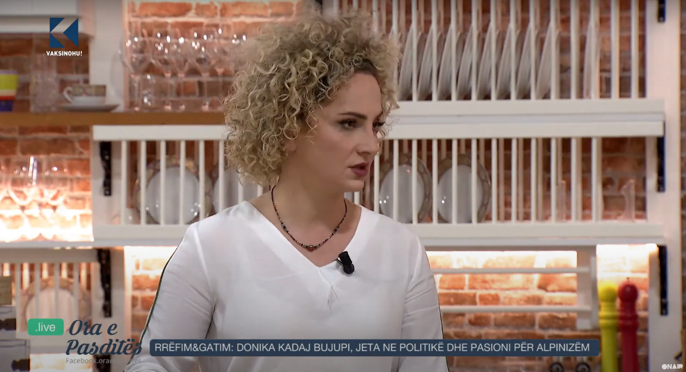 Donika Kadaj-Bujupi gatuan leçenik e flet për politikë (VIDEO)
