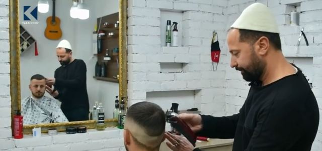 Gjonson Simoni, 35 vjeçari që bart plisin kudo (VIDEO)