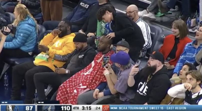 Tifozi qeth flokët në palestër gjatë ndeshjes së NBA (VIDEO)