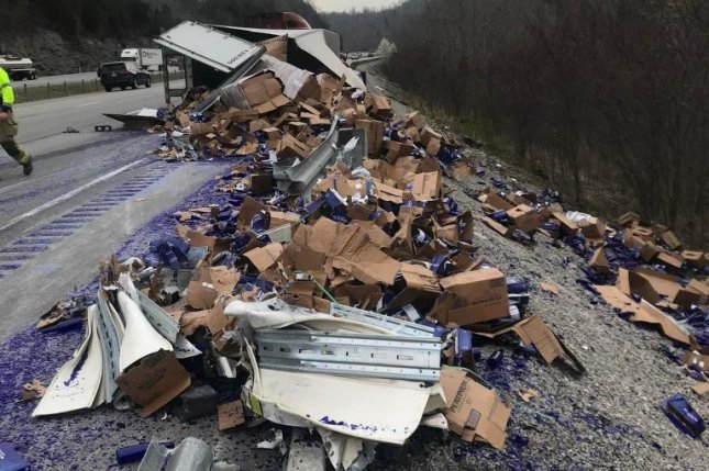 Birra derdhet nëpër autostradë pas përplasjes së kamionit