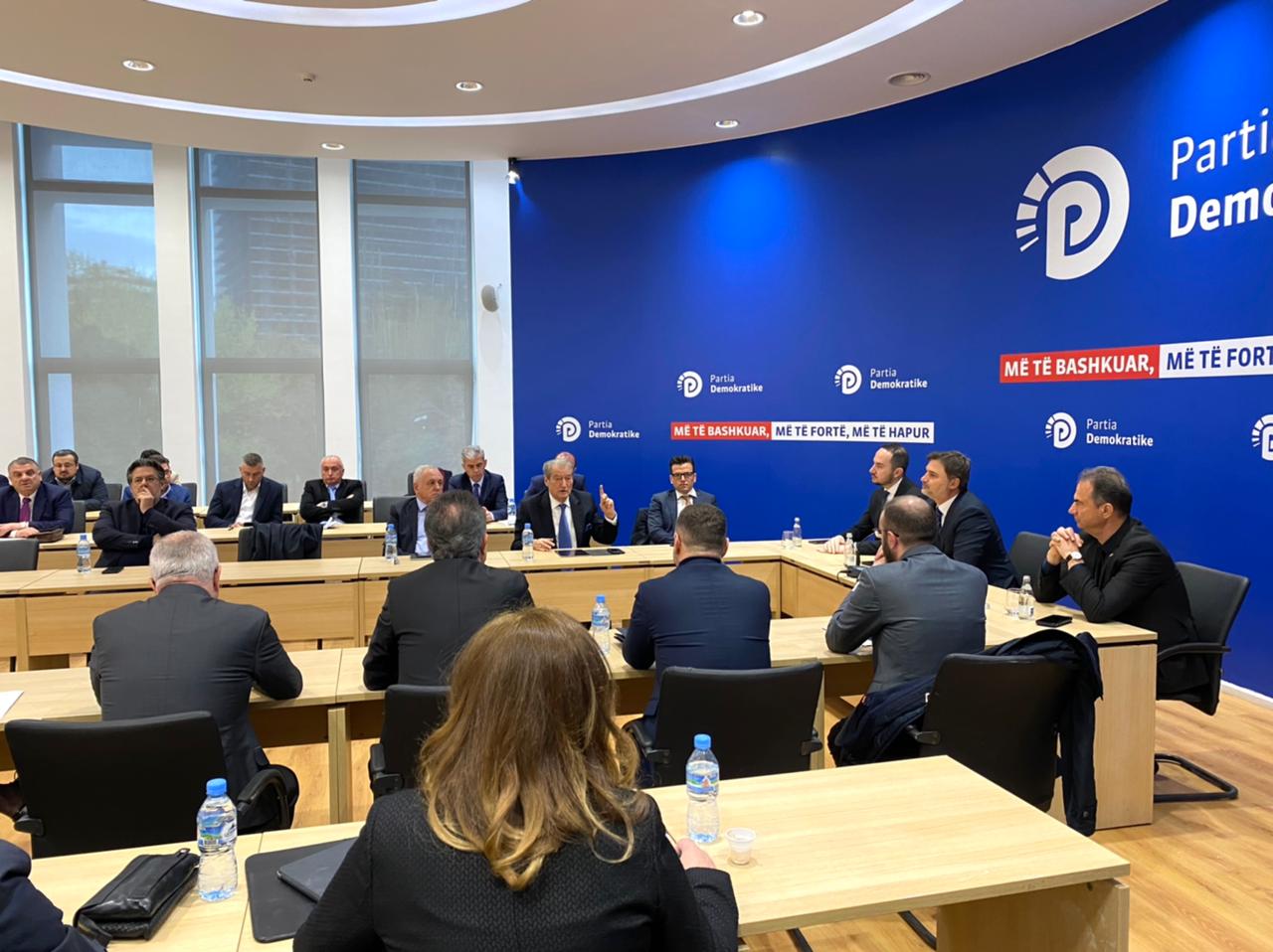Berisha rikthehet pas 6 muajsh në mbledhjen e grupit parlamentar