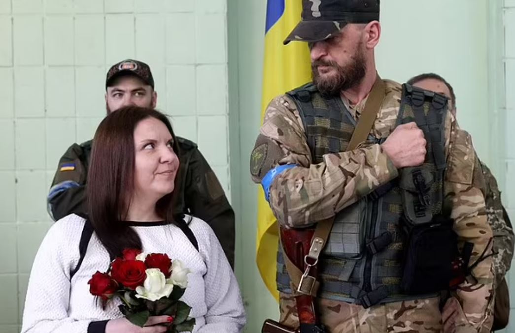 “Buqetë mes plumbave” – Çifti ukrainas martohet në Kiev (FOTO)