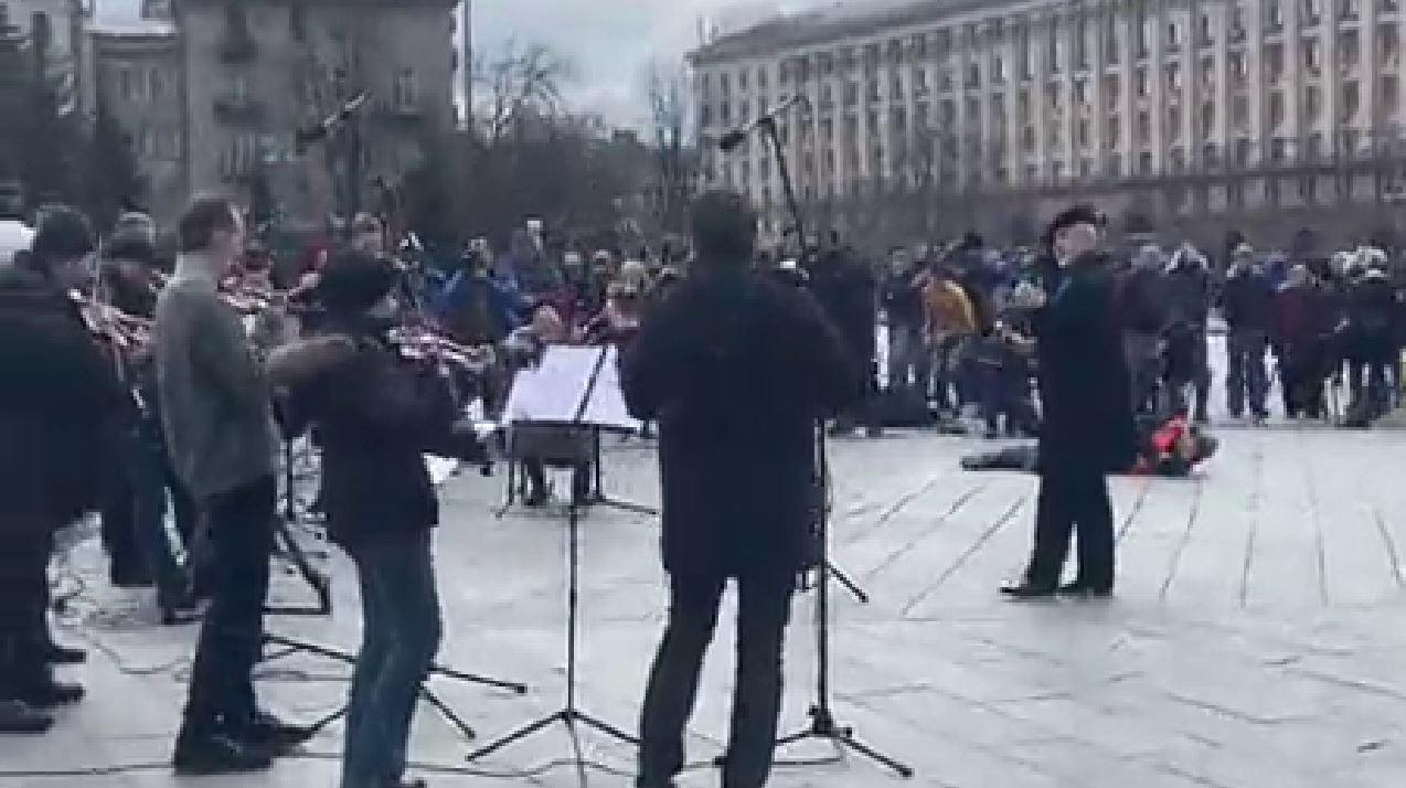Muzikantët e Kievit përmes tingujve bëjnë thirrje për t'i dhënë fund luftës (VIDEO)