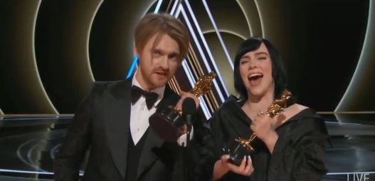 Billie Eilish rrëmben çmimin e parë "Oscar" në karrierë