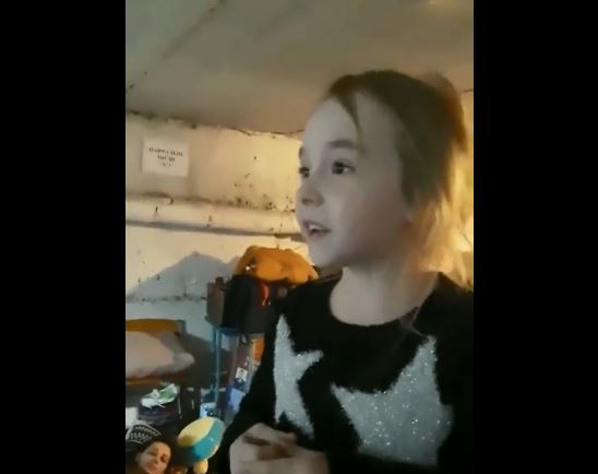 Vogëlushja ukrainase këndon “Let It Go” nga Frozen në një strehë bombash, qajnë burrat (VIDEO)