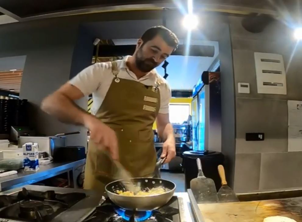 Si përgatitet hamburgeri me makarona? (VIDEO)
