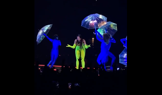 Dua Lipës i humb mikrofoni teksa performonte, vazhdon të kërcejë edhe pa të (VIDEO)