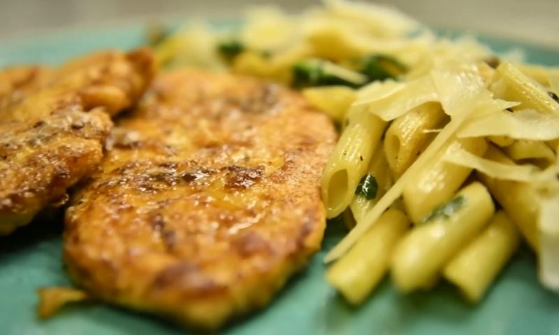 Si përgatitet mishi i pulës me “Marcala”? (VIDEO)