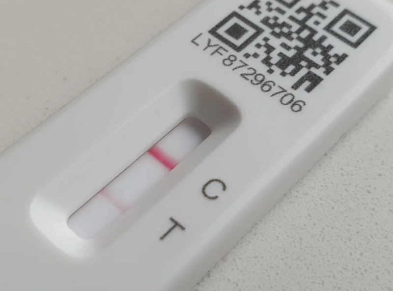 Shenjat e COVID-19 që s’duhet t'i injoroni as pas përmirësimit të situatës epidemiologjike