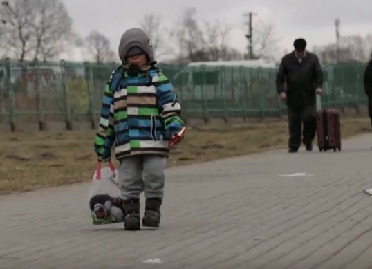 Prekëse: Djali i vetmuar e me lot në sy kalon kufirin Ukrainë-Poloni (VIDEO)